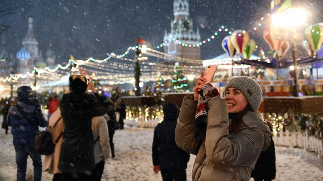 Прохожие на Красной площади в Москве Прохожие на Красной площади в Москве