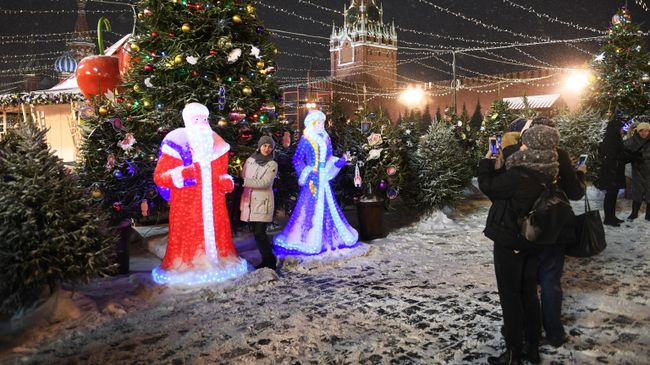 Прохожие на Красной площади в Москве Прохожие на Красной площади в Москве