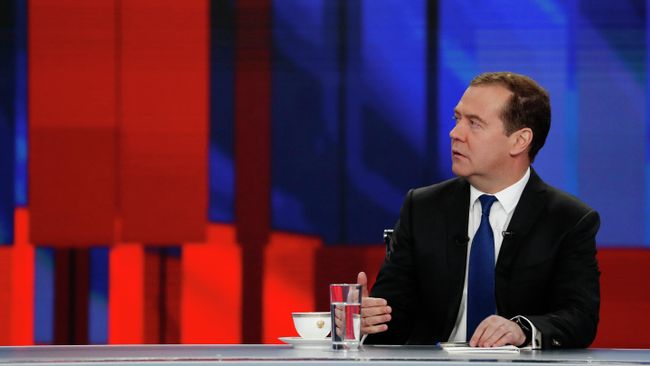 Председатель правительства РФ Дмитрий Медведев во время интервью российским телеканалам Председатель правительства РФ Дмитрий Медведев во время интервью российским телеканалам