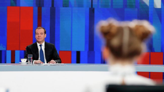 Председатель правительства РФ Дмитрий Медведев во время интервью российским телеканалам