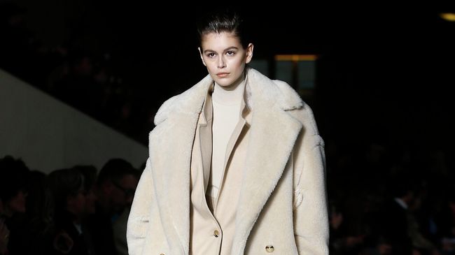 Модель Кайя Гербер во время показа коллекции Max Mara осень-зима 2019/20 на Неделе моды в Милане Модель Кайя Гербер во время показа коллекции Max Mara осень-зима 2019/20 на Неделе моды в Милане