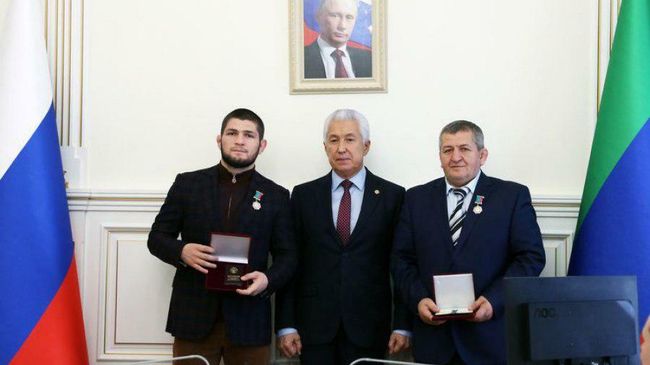 Глава Дагестана Владимир Васильев вручил Хабибу Нурмагомедову и его отцу ордена За заслуги перед Республикой Дагестан