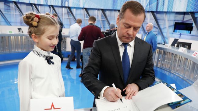 Председатель правительства РФ Дмитрий Медведев оставляет автограф в книге для ведущей канала Карусель Ани Тадыщенко после интервью российским телеканалам Председатель правительства РФ Дмитрий Медведев оставляет автограф в книге для ведущей канала Карусель Ани Тадыщенко после интервью российским телеканалам