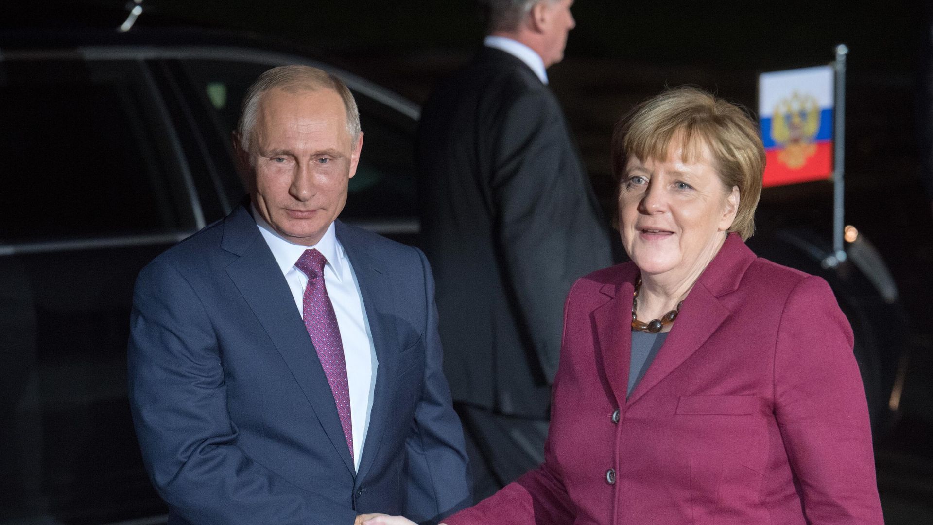 Президент РФ Владимир Путин и канцлер Германии Ангела Меркель перед началом переговоров лидеров стран нормандской четверки в Берлине Президент РФ Владимир Путин и канцлер Германии Ангела Меркель перед началом переговоров лидеров стран нормандской четверки в Берлине - РИА Новости, 1920, 11.01.2020