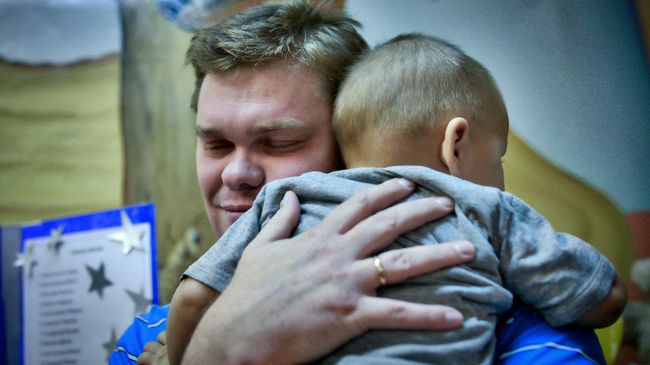 Отец обнимает ребенка Отец обнимает ребенка
