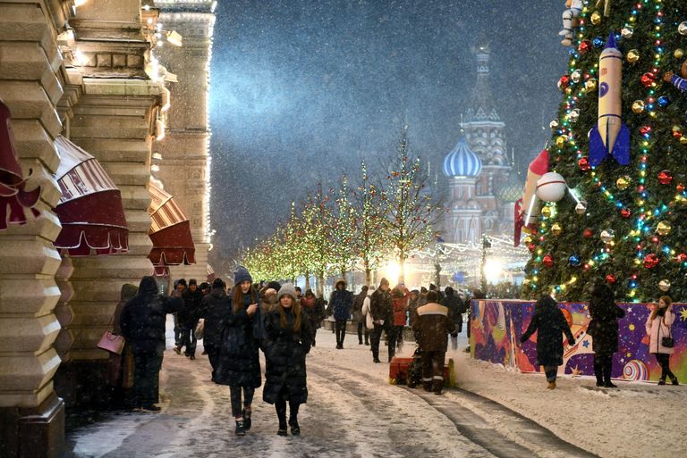 Прохожие на Красной площади в Москве Прохожие на Красной площади в Москве