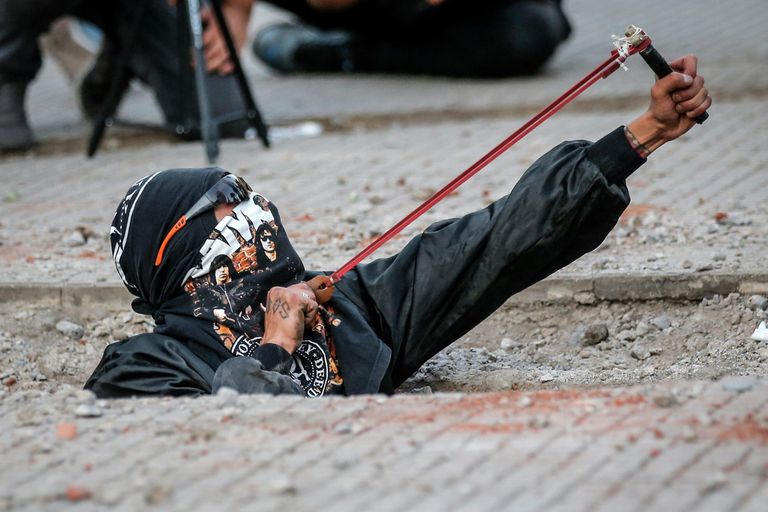 Участница акции протеста против гендерного насилия в Сантьяго Участница акции протеста против гендерного насилия в Сантьяго