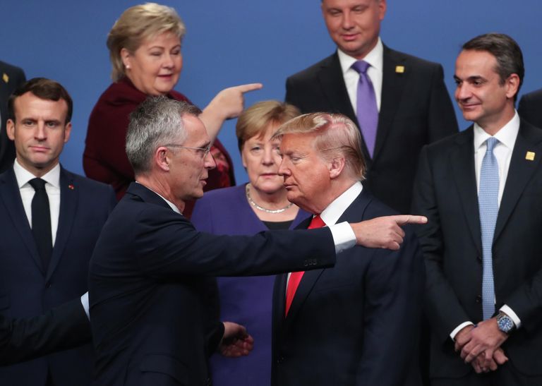 Йенс Столтенберг и Дональд Трамп на встрече лидеров НАТО Йенс Столтенберг и Дональд Трамп на встрече лидеров НАТО
