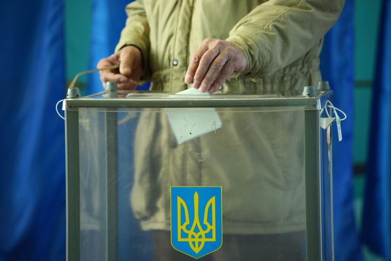 Избиратель во время голосования на выборах президента Украины