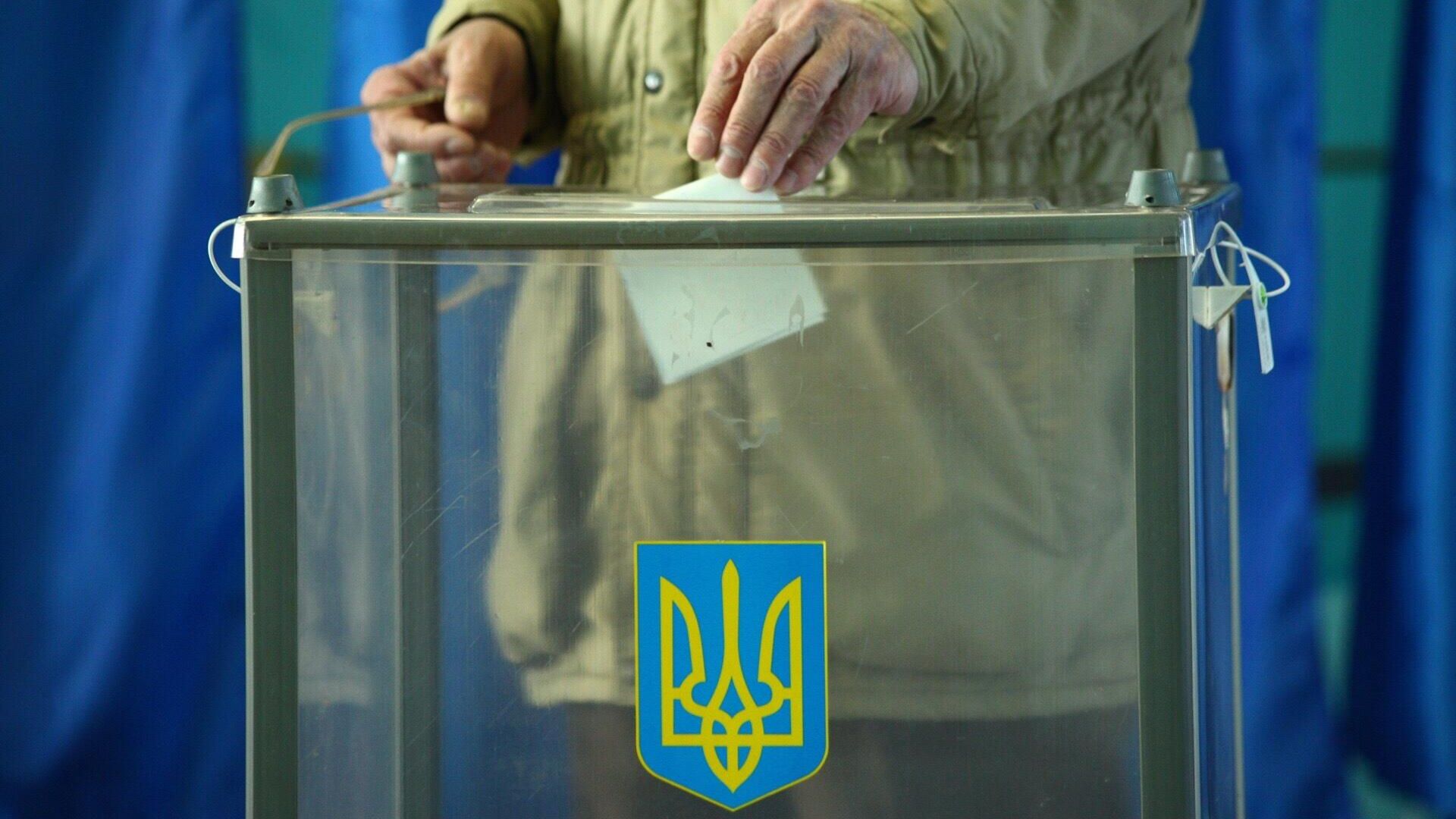 Избиратель во время голосования на выборах президента Украины - РИА Новости, 1920, 03.09.2020