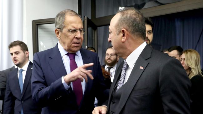 Министр иностранных дел РФ Сергей Лавров и министр иностранных дел Турции Мевлют Чавушоглу во время совета министров иностранных дел ОБСЕ в Братиславе Министр иностранных дел РФ Сергей Лавров и министр иностранных дел Турции Мевлют Чавушоглу во время совета министров иностранных дел ОБСЕ в Братиславе