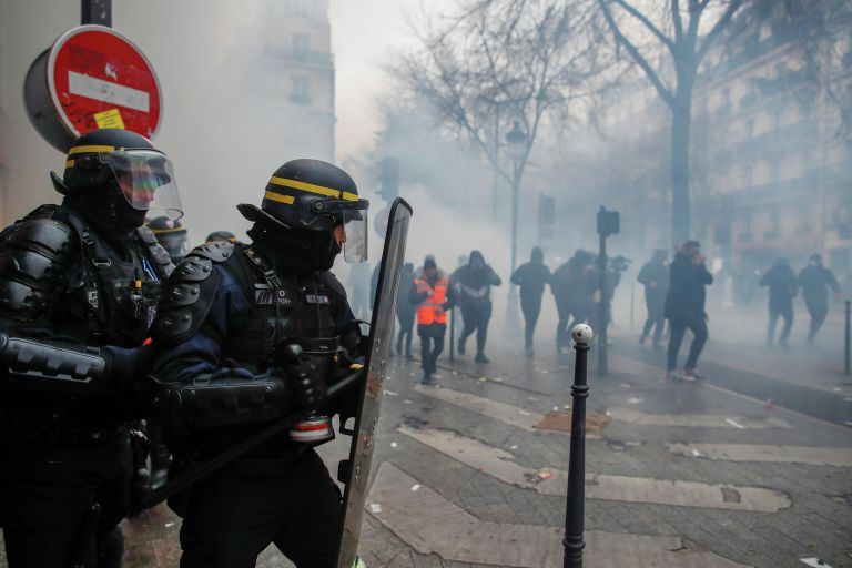 Во время демонстрации против пенсионной реформы в Париже, Франция. 5 декабря 2019 Во время демонстрации против пенсионной реформы в Париже, Франция. 5 декабря 2019