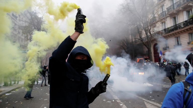 Во время демонстрации против пенсионной реформы в Париже, Франция. 5 декабря 2019 