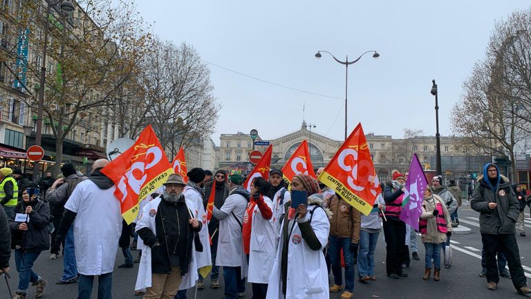Во время демонстрации в Париже, Франция. 5 декабря 2019