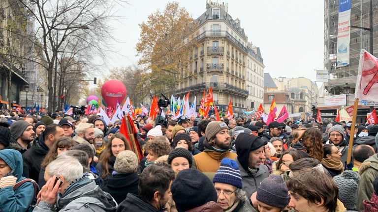 Во время демонстрации в Париже, Франция. 5 декабря 2019