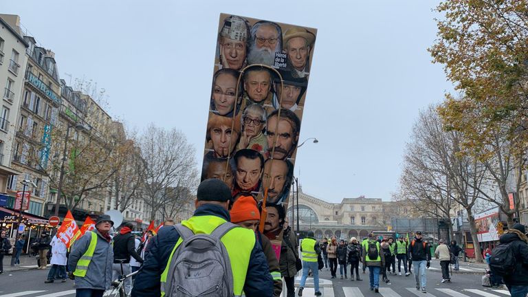 Во время демонстрации в Париже, Франция. 5 декабря 2019