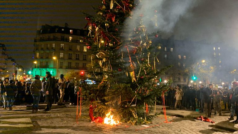 Во время демонстрации в Париже, Франция. 5 декабря 2019