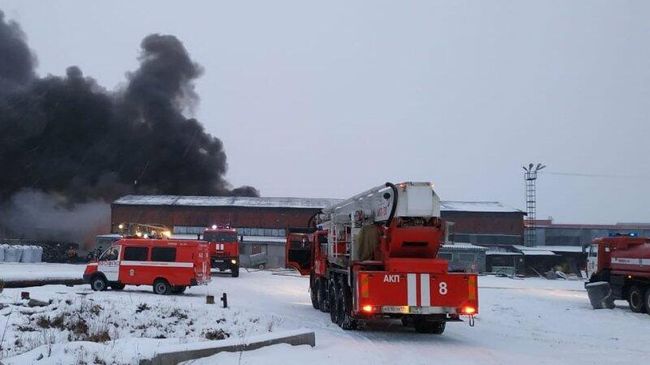 Пожар на складе с покрышками в поселке Большой Исток под Екатеринбургом Пожар на складе с покрышками в поселке Большой Исток под Екатеринбургом