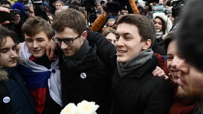 Блогер Егор Жуков у здания Кунцевского суда Блогер Егор Жуков у здания Кунцевского суда