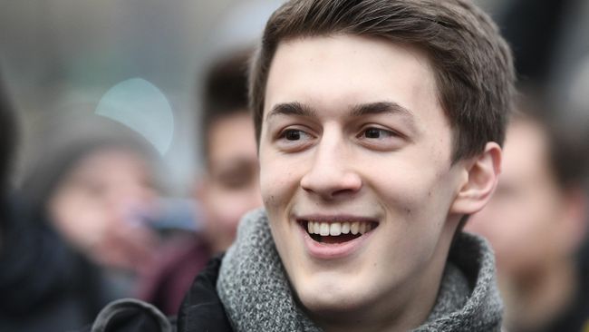 Блогер Егор Жуков у здания Кунцевского суда Блогер Егор Жуков у здания Кунцевского суда