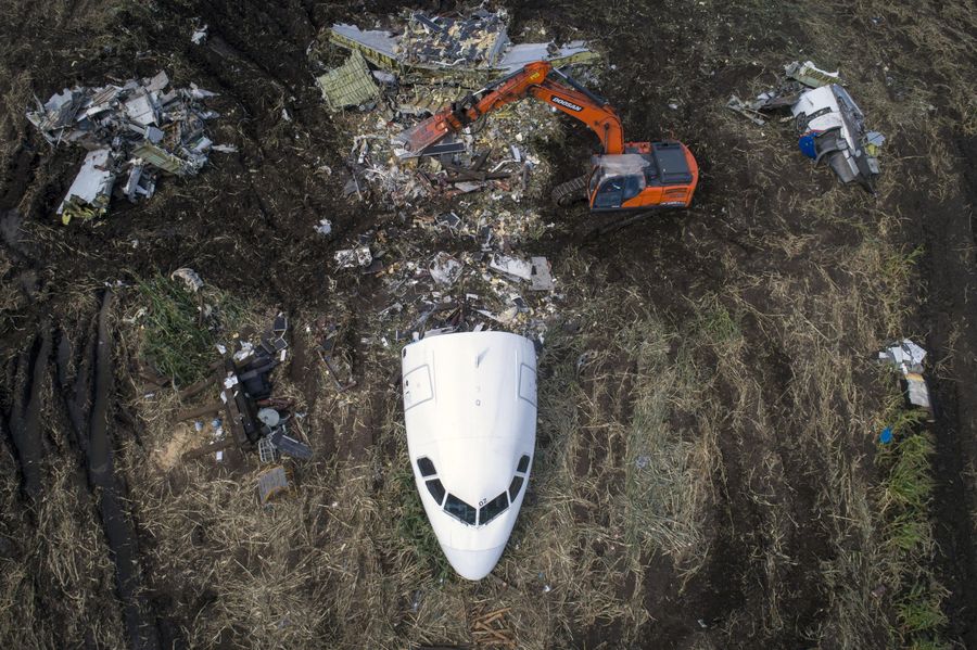 Работы по подготовке вывоза самолета Airbus A321 с места ЧП в кукурузном поле в районе деревни Рыбаки Раменского района Работы по подготовке вывоза самолета Airbus A321 с места ЧП в кукурузном поле в районе деревни Рыбаки Раменского района