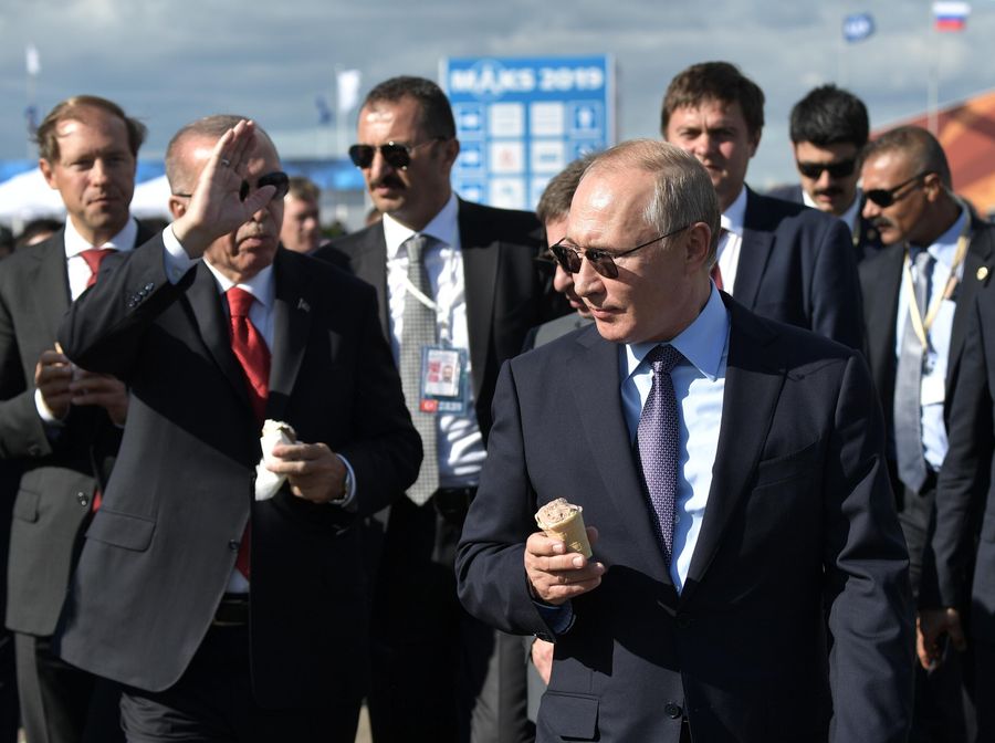 Президент РФ Владимир Путин и президент Турции Реджеп Тайип Эрдоган с мороженым во время посещения Международного авиакосмического салона МАКС-2019 Президент РФ Владимир Путин и президент Турции Реджеп Тайип Эрдоган с мороженым во время посещения Международного авиакосмического салона МАКС-2019