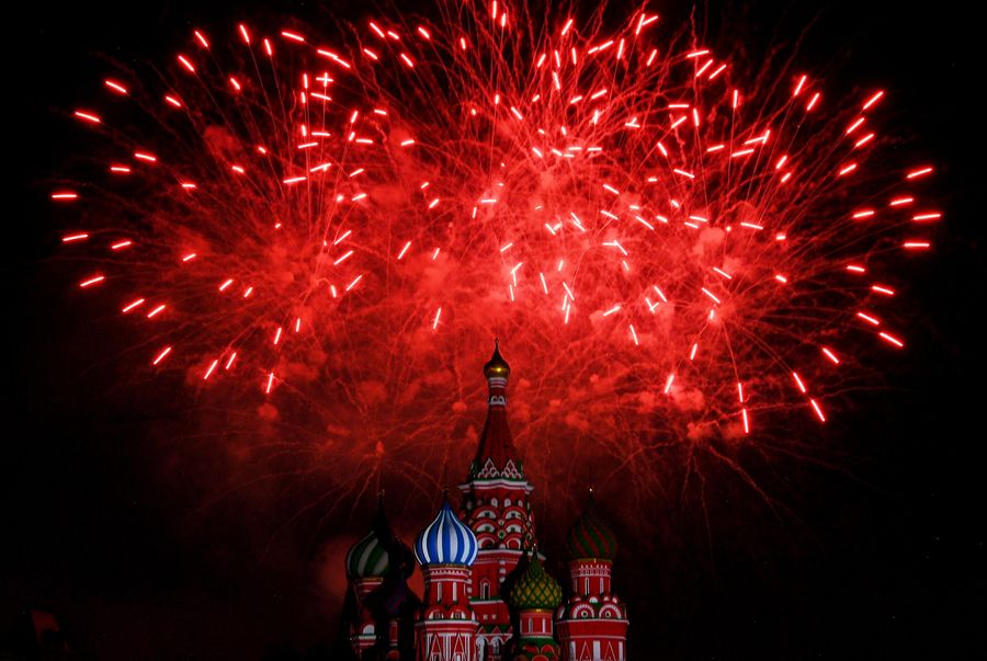 Салют на торжественной церемонии открытия XII Международного военно-музыкального фестиваля Спасская башня на Красной площади в Москве Салют на торжественной церемонии открытия XII Международного военно-музыкального фестиваля Спасская башня на Красной площади в Москве