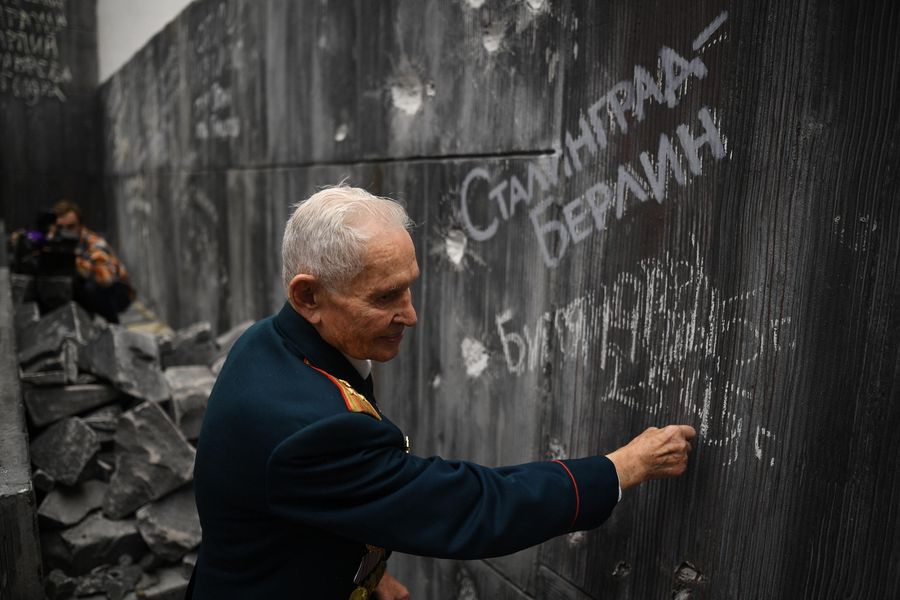 Ветеран Великой Отечественной войны Ростислав Дмитриевич Битянов наносит надпись на стену Рейхстага в историко-художественной панораме Битва за Берлин. Подвиг знаменосцев, которая достоверно изображает часть площади Республики и здание немецкого парламента Ветеран Великой Отечественной войны Ростислав Дмитриевич Битянов наносит надпись на стену Рейхстага в историко-художественной панораме Битва за Берлин. Подвиг знаменосцев, которая достоверно изображает часть площади Республики и здание немецкого парламента