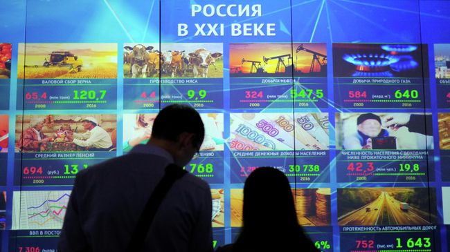 Посетители у стенда Россия в XXI веке Посетители у стенда Россия в XXI веке