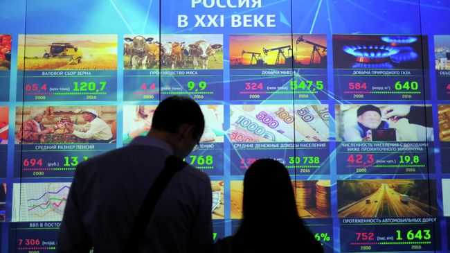 Посетители у стенда Россия в XXI веке Посетители у стенда Россия в XXI веке