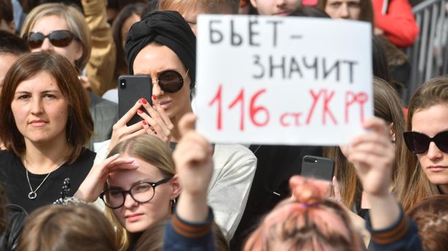 Участники митинга в поддержку сестер Хачатурян в Санкт-Петербурге Участники митинга в поддержку сестер Хачатурян в Санкт-Петербурге