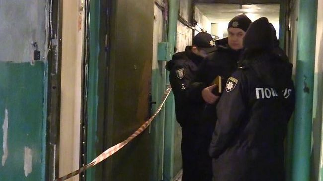 Сотрудники полиции Украины на месте убийства пожилой женщины в Киеве Сотрудники полиции Украины на месте убийства пожилой женщины в Киеве