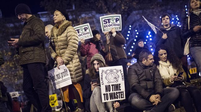 Участники климатического протеста Марш за климат с плакатами в Мадриде. 6 декабря 2019 Участники климатического протеста Марш за климат с плакатами в Мадриде. 6 декабря 2019