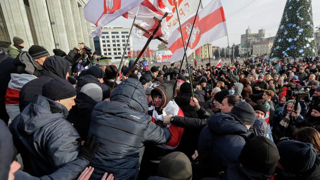 Протестующие во время митинга в центре Минска, Беларусь. 7 декабря 2019 Протестующие во время митинга в центре Минска, Беларусь. 7 декабря 2019
