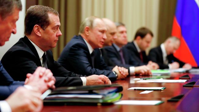 Президент России Владимир Путин и председатель правительства Дмитрий Медведев во время переговоров с президентом Белоруссии Александром Лукашенко в Сочи Президент России Владимир Путин и председатель правительства Дмитрий Медведев во время переговоров с президентом Белоруссии Александром Лукашенко в Сочи
