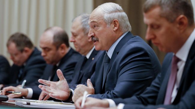 Президент Белоруссии Александр Лукашенко во время переговоров с президентом России Владимиром Путиным в Сочи Президент Белоруссии Александр Лукашенко во время переговоров с президентом России Владимиром Путиным в Сочи