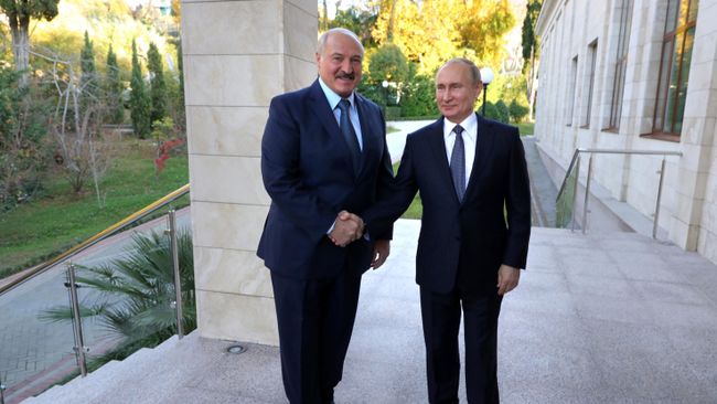Президент России Владимир Путин во время встречи с президентом Белоруссии Александром Лукашенко в Сочи Президент России Владимир Путин во время встречи с президентом Белоруссии Александром Лукашенко в Сочи