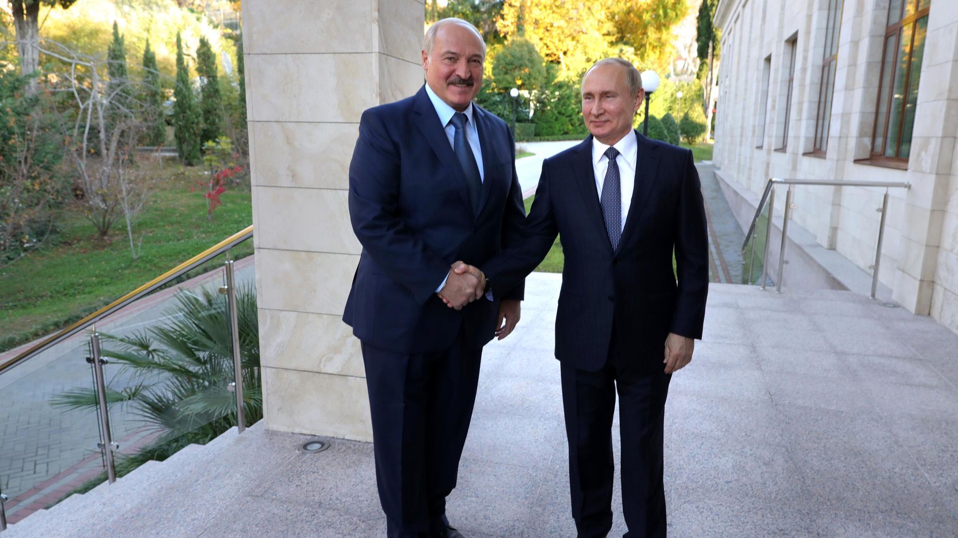 Президент России Владимир Путин во время встречи с президентом Белоруссии Александром Лукашенко в Сочи Президент России Владимир Путин во время встречи с президентом Белоруссии Александром Лукашенко в Сочи - РИА Новости, 1920, 11.09.2020
