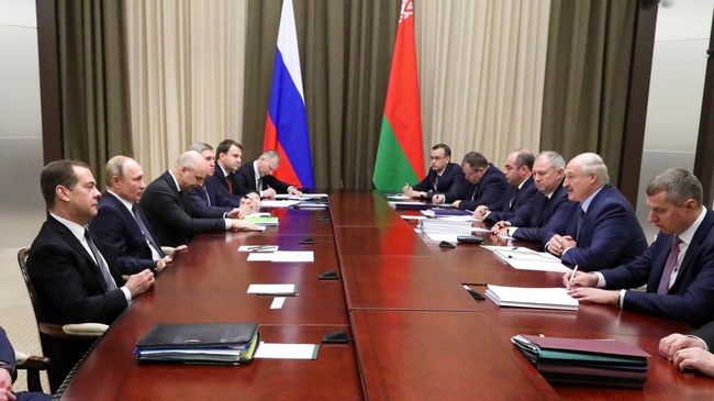 Президент России Владимир Путин и председатель правительства Дмитрий Медведев во время переговоров с президентом Белоруссии Александром Лукашенко в Сочи Президент России Владимир Путин и председатель правительства Дмитрий Медведев во время переговоров с президентом Белоруссии Александром Лукашенко в Сочи