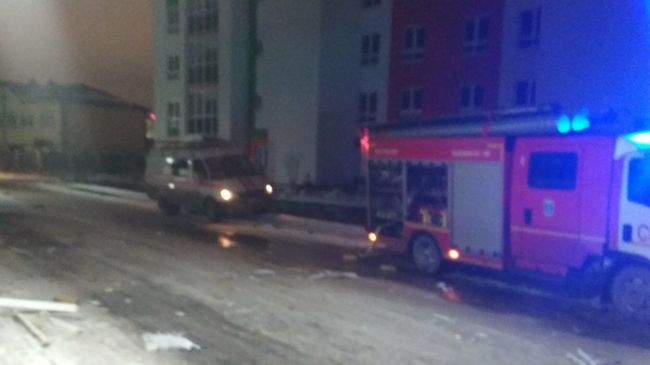 Автомобили МЧС на месте взрыва газа в жилом доме в Тюмени Автомобили МЧС на месте взрыва газа в жилом доме в Тюмени