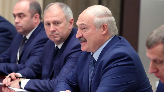 Президент Белоруссии Александр Лукашенко и премьер-министр Белоруссии Сергей Румас во время переговоров с президентом России Владимиром Путиным в Сочи Президент Белоруссии Александр Лукашенко и премьер-министр Белоруссии Сергей Румас во время переговоров с президентом России Владимиром Путиным в Сочи