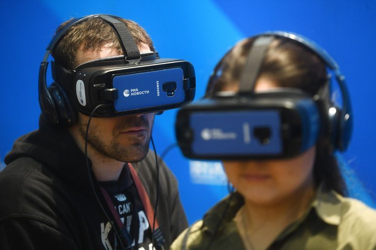 Посетители на презентации VR-проекта РИА Новости Музей исчезнувших картин в Государственном центральном музее современной истории России Посетители на презентации VR-проекта РИА Новости Музей исчезнувших картин в Государственном центральном музее современной истории России