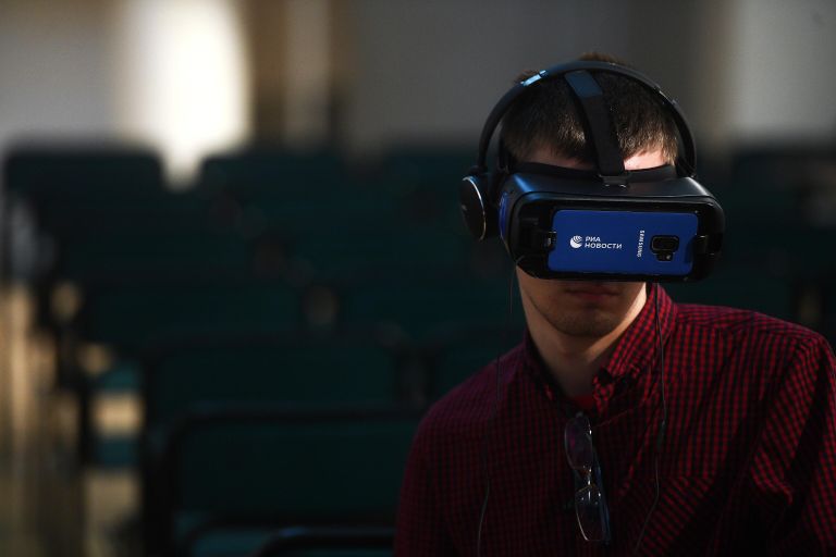 Посетитель на презентации VR-проекта РИА Новости Посетитель на презентации VR-проекта РИА Новости