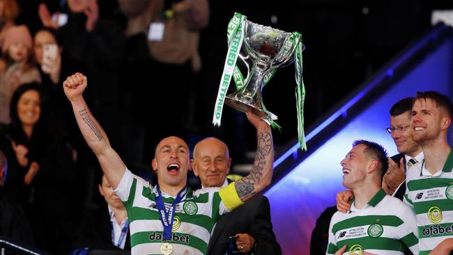 Soccer Football - Scottish League Cup Final - Celtic v Rangers - Hampden Park, Glasgow, Scotland, Britain - December 8, 2019 Celtic's Scott Brown celebrates winning the Scottish League Cup Final Action Images via Reuters/Jason Cairnduff Soccer Football - Scottish League Cup Final - Celtic v Rangers - Hampden Park, Glasgow, Scotland, Britain - December 8, 2019 Celtic's Scott Brown celebrates winning the Scottish League Cup Final Action Images via Reuters/Jason Cairnduff