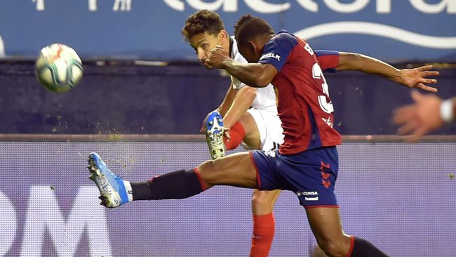 Sevilla's Spanish midfielder Jesus Navas (L) vies with Osasuna's Ecuadorian defender Pervis Estupinan during the Spanish league football match between CA Osasuna and Sevilla FC at El Sadar stadium in Pamplona on December 8, 2019. (Photo by ANDER GILLENEA / AFP) Sevilla's Spanish midfielder Jesus Navas (L) vies with Osasuna's Ecuadorian defender Pervis Estupinan during the Spanish league football match between CA Osasuna and Sevilla FC at El Sadar stadium in Pamplona on December 8, 2019. (Photo by ANDER GILLENEA / AFP)