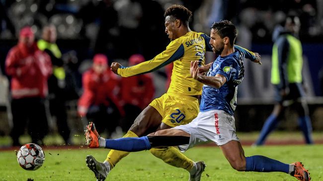 Porto's Cape Verdean forward Ze Luis (L) vies with Belenenses' Portuguese defender Nuno Coelho during the Portuguese league football match between OS Belenenses and FC Porto at the Restelo stadium in Lisbon on December 8, 2019. (Photo by PATRICIA DE MELO MOREIRA / AFP) Porto's Cape Verdean forward Ze Luis (L) vies with Belenenses' Portuguese defender Nuno Coelho during the Portuguese league football match between OS Belenenses and FC Porto at the Restelo stadium in Lisbon on December 8, 2019. (Photo by PATRICIA DE MELO MOREIRA / AFP)