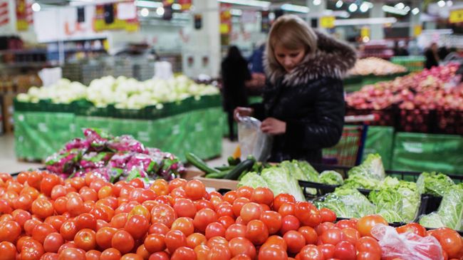 Покупатели в одном из гипермаркетов Покупатели в одном из гипермаркетов