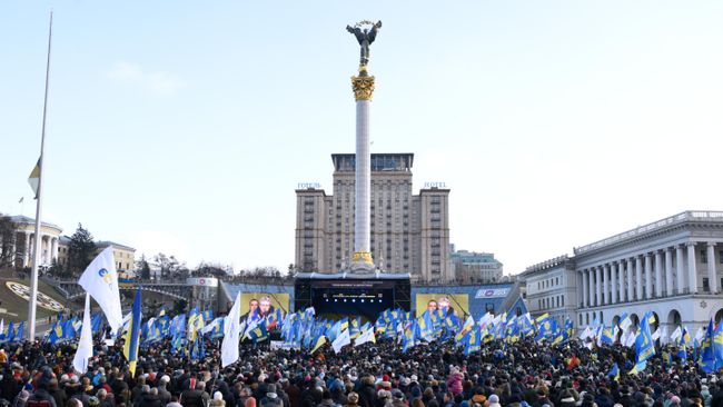 Участники акции Нет капитуляции! на площади Независимости в Киеве 