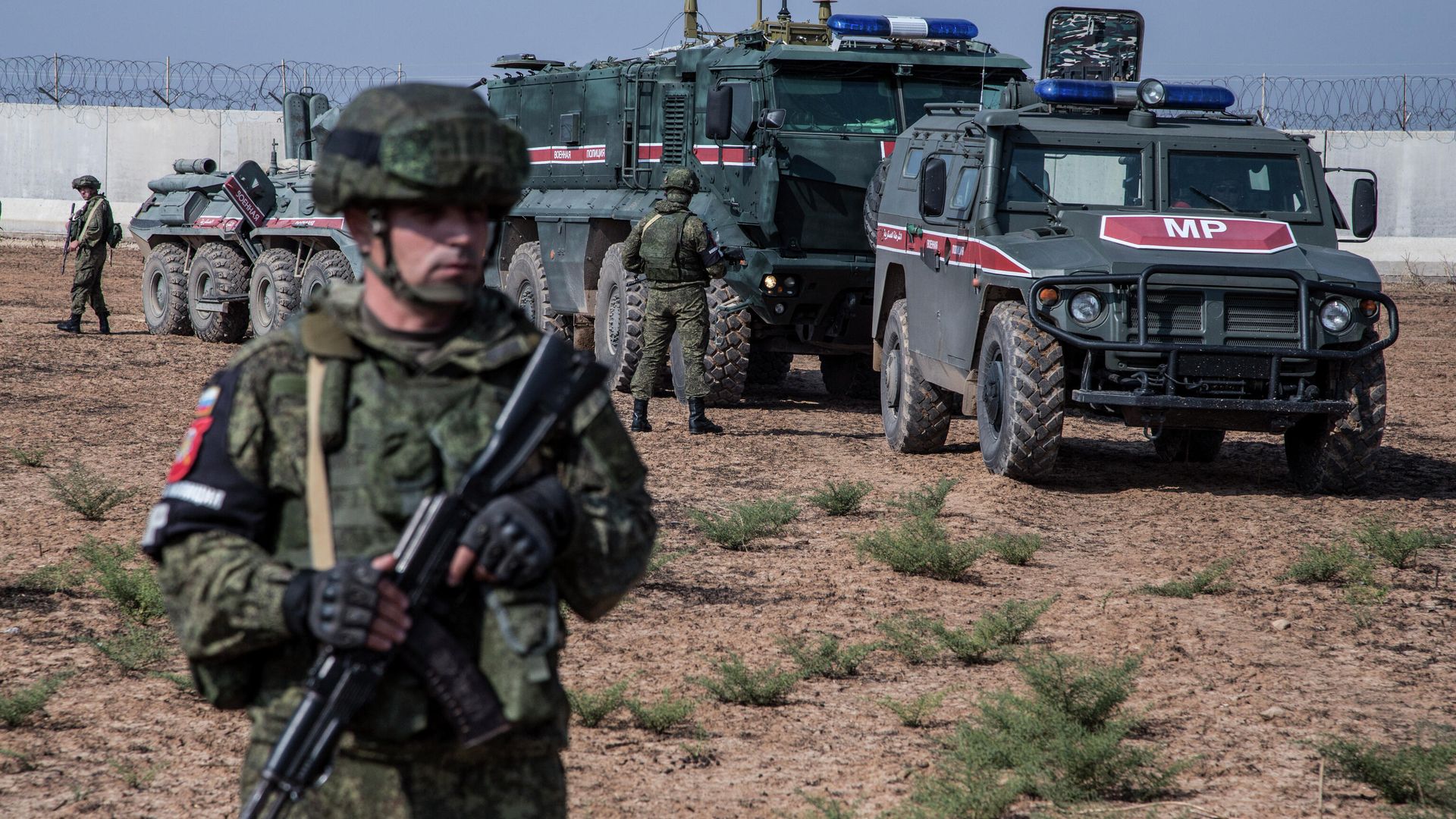 Российские военные во время совместного с Турцией патрулирования в районе города Дарбасия, Сирия Российские военные во время совместного с Турцией патрулирования в районе города Дарбасия, Сирия - РИА Новости, 1920, 18.01.2021