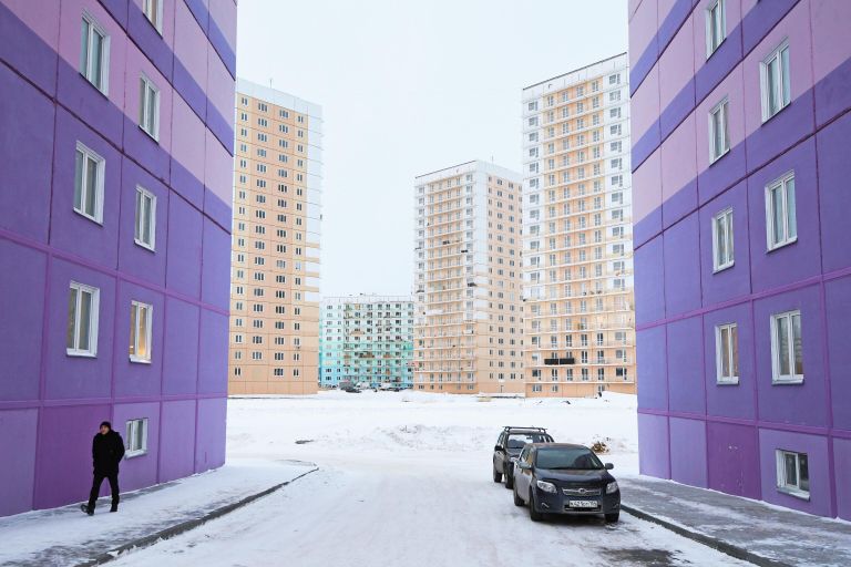 Многоэтажные панельные дома в строящемся жилом комплексе